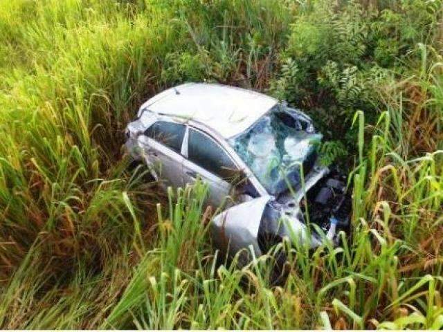 Carro capota e carreta tomba em acidente com tr&ecirc;s feridos na rodovia 
