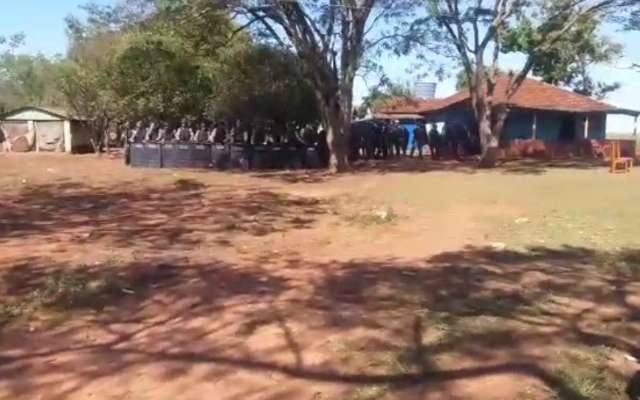 Fuma&ccedil;a, helic&oacute;ptero e correria; clima de guerra em &aacute;rea invadida por &iacute;ndios