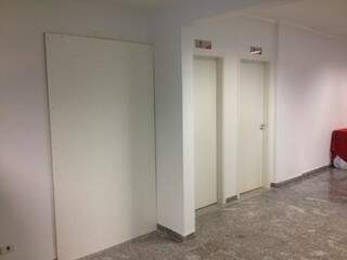 Da esquerda para direita, banheiros vandalizados foram interditados com tapume para a nova reforma. (Foto: Divulgação) 