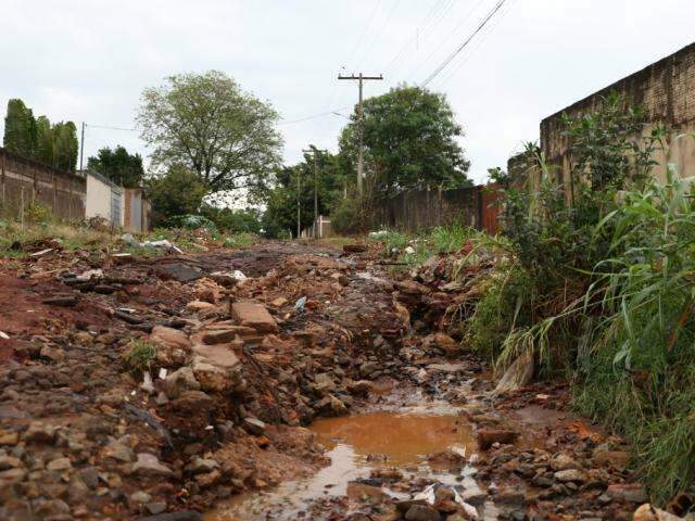 Tomada por pedras e entulho, rua fica intransit&aacute;vel sempre que chove