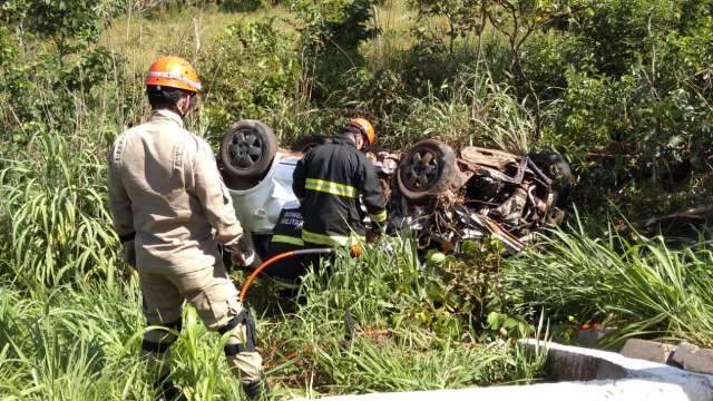 Acidente entre Corsa e Uno deixa pelo menos cinco mortos na BR-060