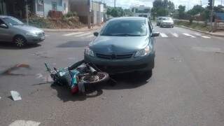 O motociclista passava bem e foi atendido por viatura do Corpo de Bombeiros.(Foto:  Direto das Ruas)