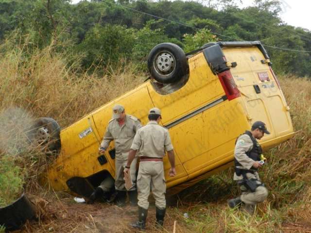 Condutor perde o controle, capota ve&iacute;culo e fica ferido na BR-262