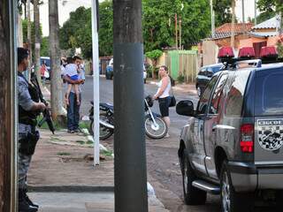 População observa atuação de policiais da Cigcoe. (Foto: João Garrigó)