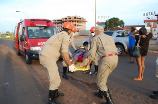 Vítima foi socorrida pelo Corpo de Bombeiros após cair do teto de ônibus. (Foto: Simão Nogueira)