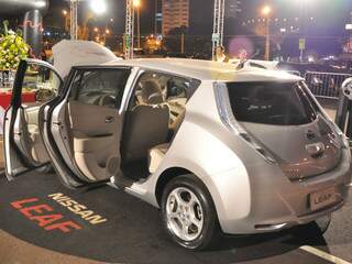 Nissan Leaf: quatro portas e design moderno.