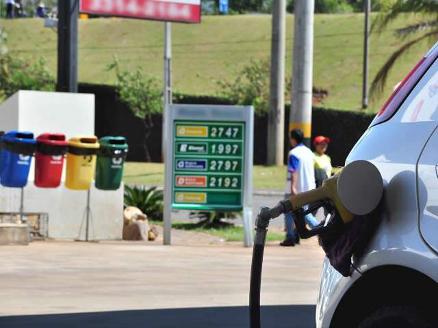  Abastecer com etanol continua mais caro do que com gasolina no Estado