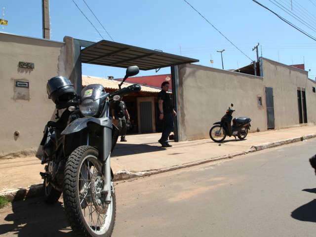  Pol&iacute;cia acha roupa semelhante &agrave; usada por executor na casa PM aposentado