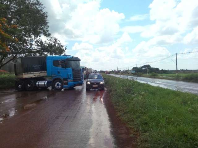 Caminhoneiros liberam trechos e apenas BR-267 continua bloqueada 