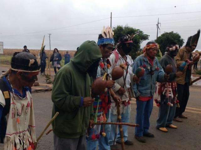 &ldquo;A gente j&aacute; existia em 1988&rdquo;, afirmam &iacute;ndios em protesto ao marco temporal