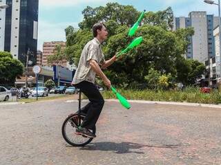 Monociclo exige equilíbrio e chama atenção de quem passa na rua. (Foto: Fernando Antunes) 