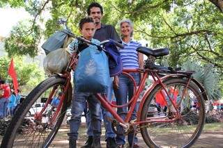Lucas, Erizandro e Marli vão de bike, que faz parte da família há sete anos. (Foto: Marcos Ermínio)