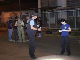 Movimentação de policiais e Perícia Técnica no local do crime (Foto: Paulo Francis) 