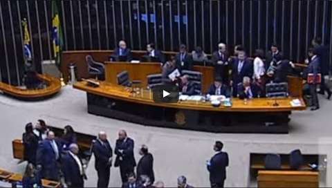 AO VIVO: Deputados continuam votação sobre denúncia contra Temer