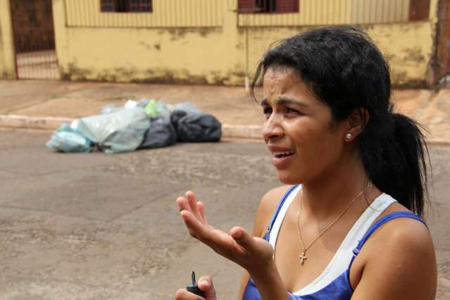 Empresa atrasa coleta e moradores reclamam de mau cheiro do lixo