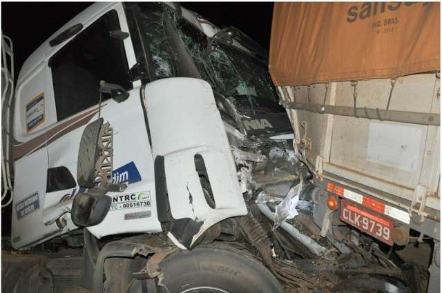 Ve&iacute;culo parado em acostamento provoca acidente com quatro carretas na MS-306