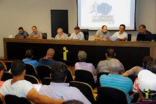 Representantes das equipes debatem regulamento do torneio na sexta-feira (Foto: Divulgação)