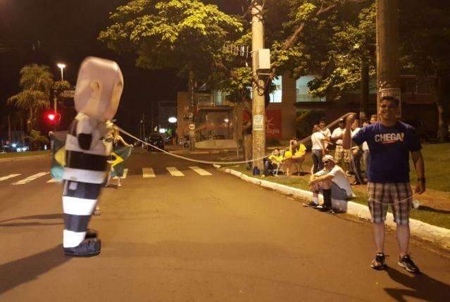 Ato contra Dilma segue e tem at&eacute; teatro para conseguir ades&atilde;o de motoristas