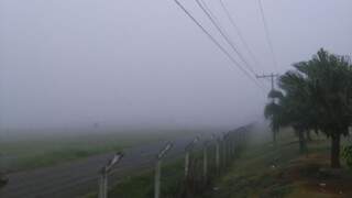 Nevoeiro, no início da manhã, obrigou aeroporto a fechar para pousos e decolagens (Foto: Direto das Ruas)