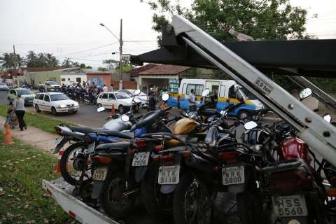 Durante blitz, PM e Guarda Municipal detém um e apreende 12 motocicletas
