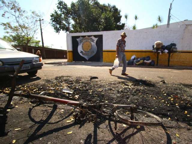 Inc&ecirc;ndio em frente a albergue para presidi&aacute;rios destr&oacute;i 9 ve&iacute;culos