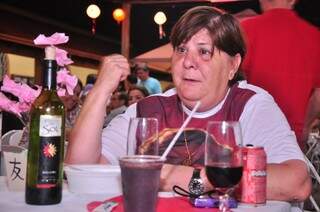 Solange Oliveira resolveu tomar vinho.(Foto: João Garrigó)