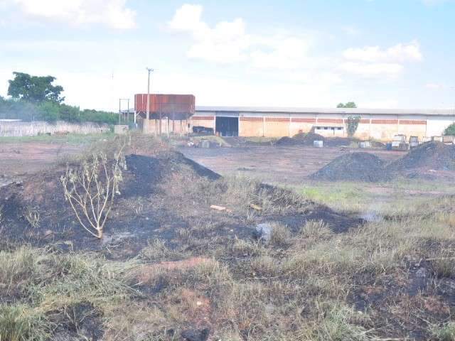 Morador fica ferido ao tentar apagar inc&ecirc;ndio em recuperadora de pneus 