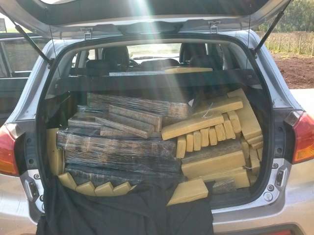 PM encontra 820 kg de maconha em carro ligado e abandonado em lavoura