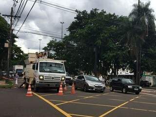 Equipes da Energisa tentam solucionar o problema no cruzamento da Afonso Pena com a Bahia (Foto: Guilherme Henri)