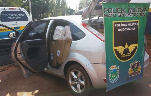 Quase uma tonelada de maconha &eacute; apreendida em carro abandonado em canavial