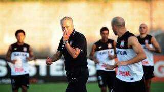 Técnico Tite comanda último treino do Corinthians antes da partida decisiva (Foto: Marcos Ribolli/Globoesporte.com)