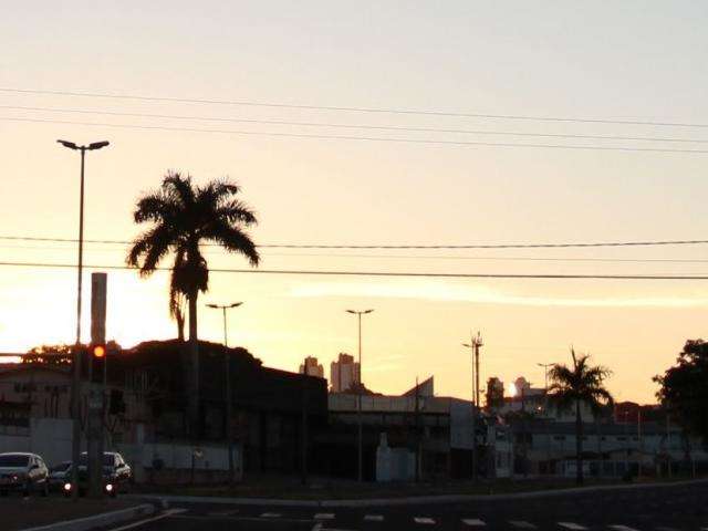 Dia ser&aacute; de tempo est&aacute;vel com baixa umidade do ar e temperaturas altas