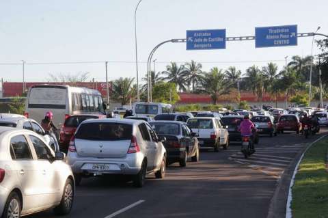  Trânsito fica lento na Lúdio Coelho após acidente entre carro e bicicleta 