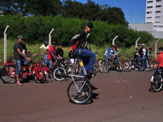 Repleto de jovens, passeio cicl&iacute;stico re&uacute;ne 5 mil no Dia do Trabalhador