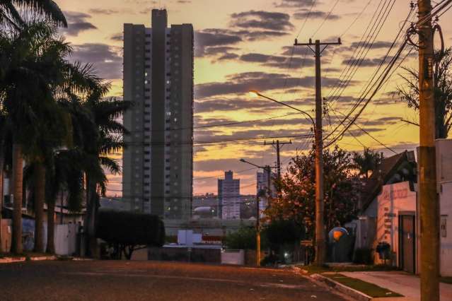 Início de semana com tempo firme, máxima de 33ºC e baixa umidade do ar