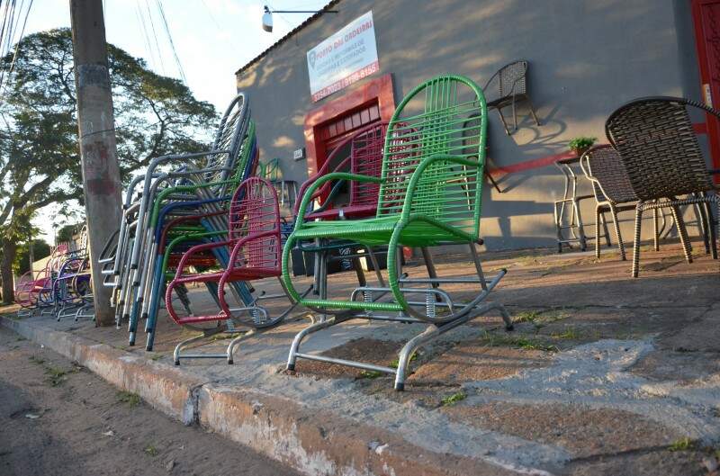 A tradição de vender e restaurar cadeiras de fio é passada de pai para  filhos - Consumo - Campo Grande News