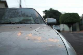 Veículo empoeirado é uma das consequências da secura em Campo Grande. (Foto: João Paulo Gonçalves)