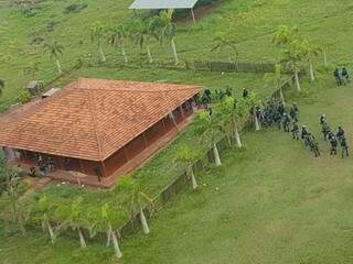 Sede da fazenda Novilho, em Caarapó, durante operação no dia 25 de abril (Foto: Arquivo)