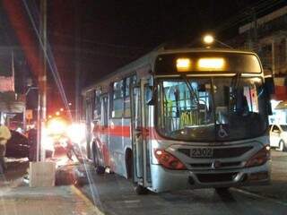 Ônibus tinha cerca de 40 passageiros quando atingiu mulher na Calógeras (Foto: Liniker Ribeiro)