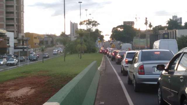 Caminhoneiros desafiam a Justi&ccedil;a e bloqueiam quatro trechos da BR-163 