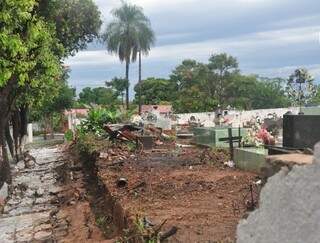 Ontem em Aquidauana, a chuva acompanhada de vento, causou vários estragos na cidade. Um deles foi o muro do cemitério que cedeu. (Foto: O Pantaneiro)