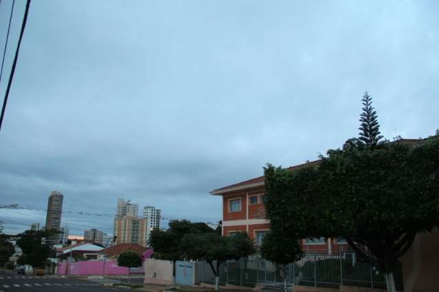 Quinta-feira amanhece com tempo fechado, mas previs&atilde;o &eacute; de sol 
