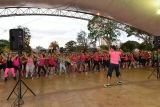 Mulheres participam de atividade da campanha “Dourados Rosa”, que marcou mês de prevenção ao câncer de mama (Foto: Divulgação/Assecom)