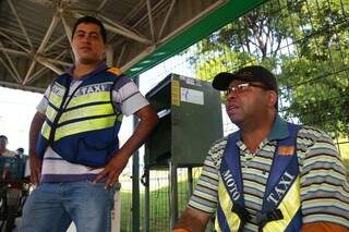 Ailton Rodrigues, de 43 anos (à direita), trabalha como moto-taxista há 6 anos e garante que movimento do ano passado foi melhor. (Foto: Fernando Antunes)