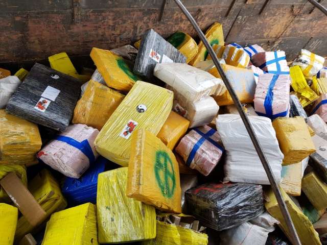 Pol&iacute;cia apreende outra carreta com maconha escondida em carga de milho