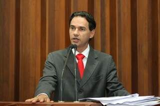 Marquinhos relacionou irregularidades no processo de reajuste tarifário na tribuna da Assembleia (Foto: Divulgação/ALMS)