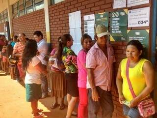 Índios fazem fila para votar na Escola Tengatuí Marangatú, na reserva de Dourados (Foto: Adalberto Domingos)