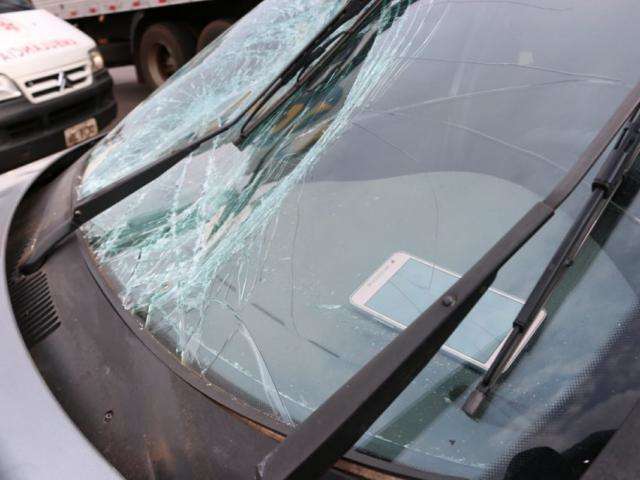 Motorista que bateu em agente tem passagens e dirigia carro atrasado h&aacute; 4 anos