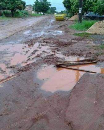 Leitora reclama de buraco ap&oacute;s obras de esgoto em bairro da Capital