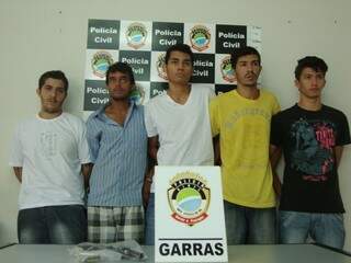 Polícia apresentou cinco dos oito indiciados pelo crime. (Foto: Divulgação)